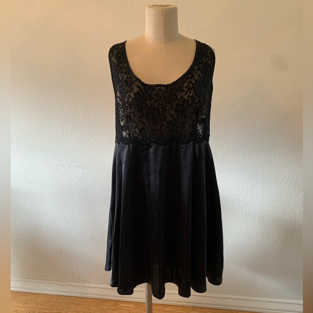 Vintage black lace and satin nightgown size 1X made in USA